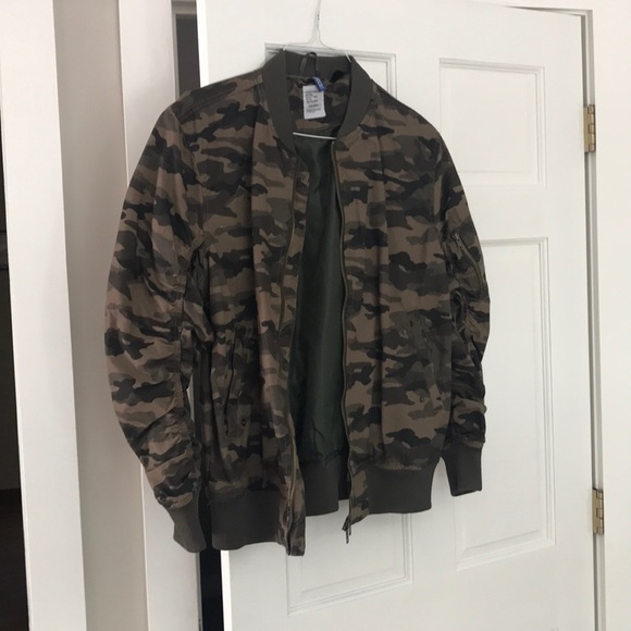 H&M Other - Camo Zip Up Jacket